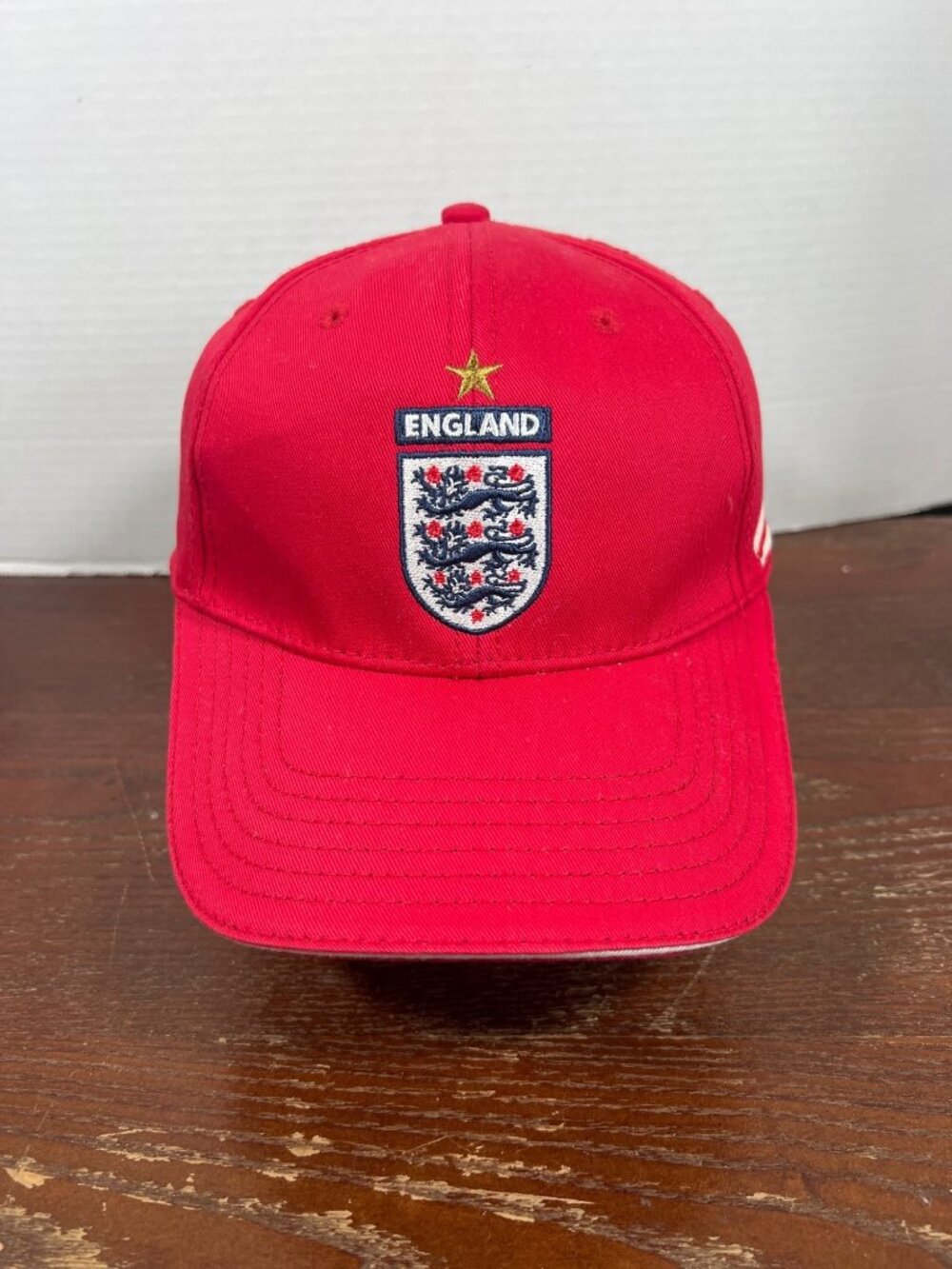 Umbro England Red Adjustable Hat With Embroidered Crest & St. George Cross H5